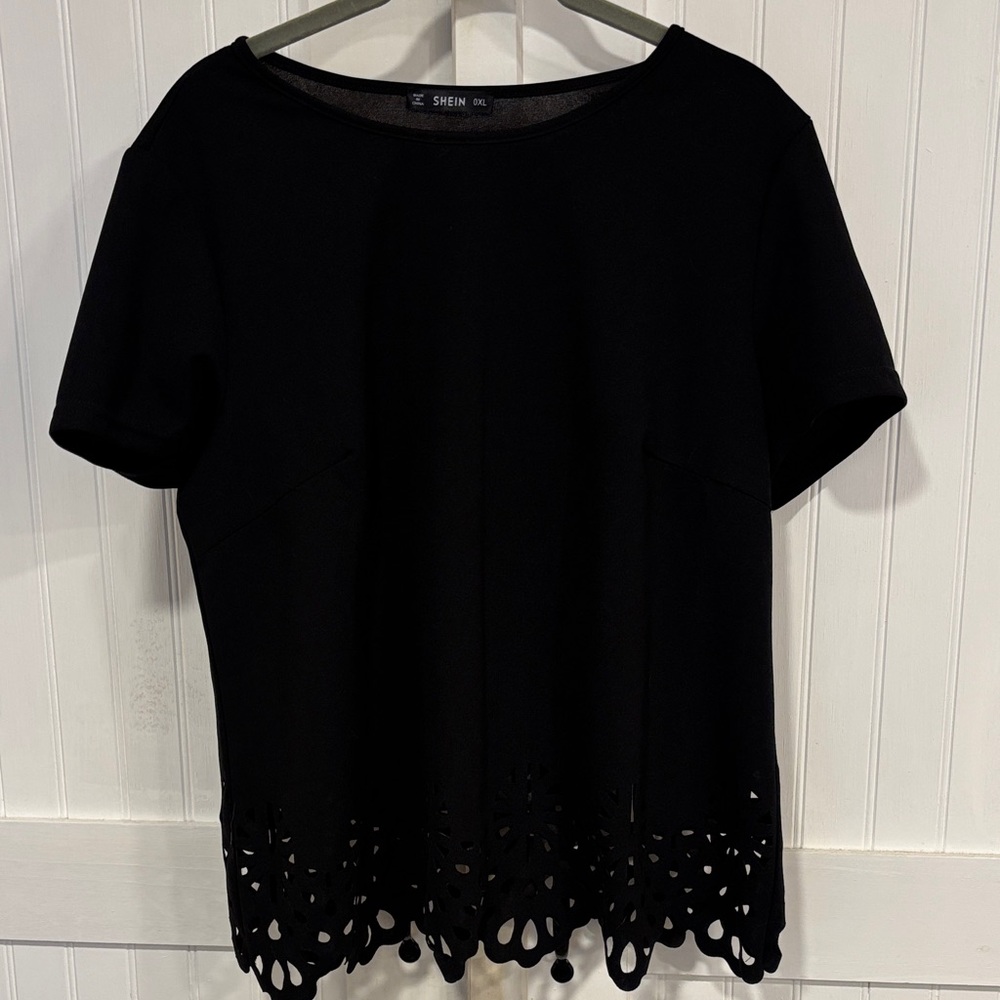 SHEIN Black Short Sleeve Top with Cutout Hem